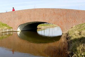 Bruggen van Gegolfd Staal